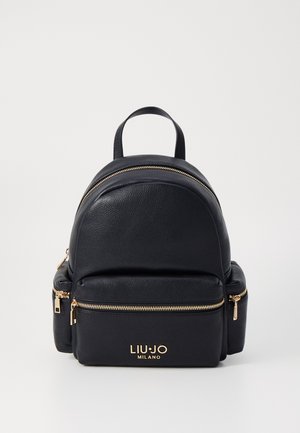 Zwarte leren rugzak met een ronde bovenkant, twee ritscompartimenten en gouden hardware. Heeft het "LIU JO MILANO" logo op de voorkant.