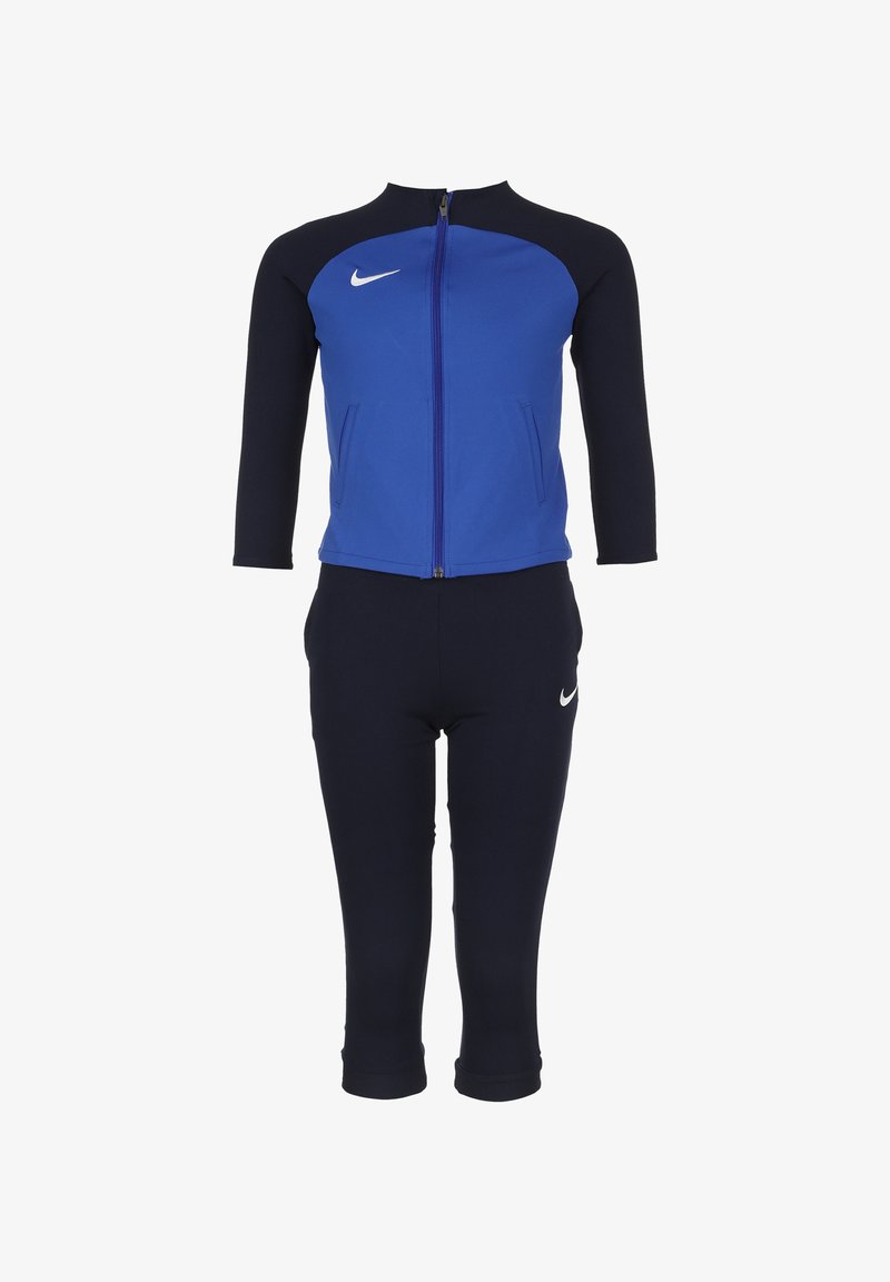 Blauw en navy sporttracksuit gemaakt van rekbaar materiaal; pasvorm jack met rits en driekwartmouwen, bijpassende strakke broeken met logo-accenten.