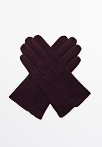 Guanti bordeaux realizzati in morbido tessuto, con cinque dita, una superficie liscia e dettagli di cucitura a zigzag lungo il dorso.