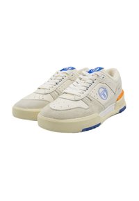 Beige Sporteinlagen aus Leder und Wildleder, mit einem blauen Logo, weißen Schnürsenkeln und einem orangen Akzent an der Ferse.