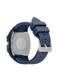 Reloj de pulsera con caja cuadrada de acero inoxidable, correa de silicona azul marino, acentos verdes y resistencia al agua de 5 ATM; cuenta con movimiento Miyota.