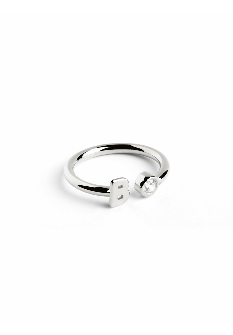 Anello in argento con un design aperto, da un lato presenta una "B" in rilievo e dall'altro un accento di gemma trasparente rotonda.