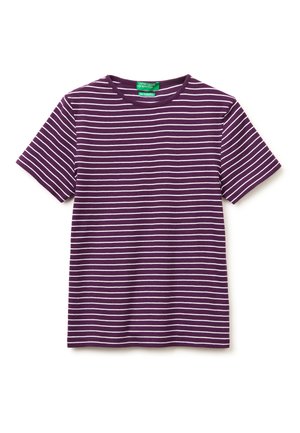 Lila T-Shirt mit kurzen Ärmeln, weißen horizontalen Streifen und rundem Ausschnitt, beschriftet mit "United Colors of Benetton."