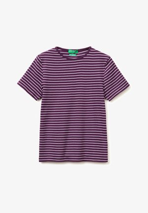 Camiseta morada de manga corta con rayas horizontales blancas y cuello redondo, con la etiqueta "United Colors of Benetton."