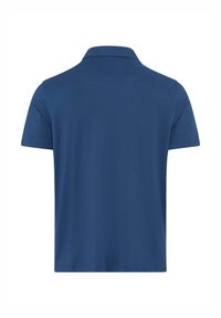 Polo shirt bleu marine avec un col classique, des manches courtes et une texture en coton lisse ; présente un design épuré et uni sans motifs.