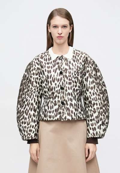 Veste à imprimé léopard avec une coupe structurée, dotée d'un col blanc, de gros boutons et de manches bouffantes. Le matériau semble texturé et à motifs.