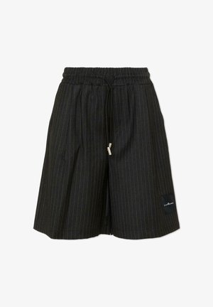 Zwarte shorts met krijtstreepjes, voorzien van een elastische tailleband, trekkoord en een klein rechthoekig logoplaatje op het onderste deel van het rechterbeen.