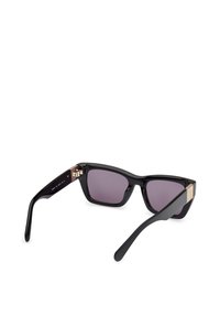 Las gafas de sol cuentan con un marco de plástico negro con un diseño anguloso, lentes oscuros y acentos de hardware en tono dorado en las patillas.