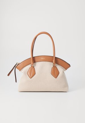Beige canvas handtas met tan leren handvatten en accenten, met een afgeronde bovenkant, ritsluiting en diamantvormige leren details.