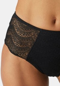 Schwarze Spitzen-Hipster-Panties mit filigranen gewellten Mustern an den Seiten, aus glattem, blickdichten Stoff an der Vorder- und Rückseite.