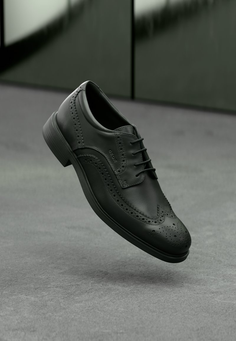 Pantofii oxford din piele neagră, cu detalii perforate, textură netedă și vârf rotund. Prezintă un sistem de închidere cu șireturi și o talpă durabilă.