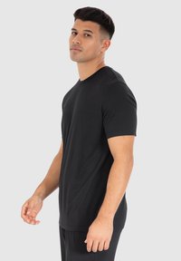 Sort kortærmet t-shirt med rund hals, lavet af glat stof, med lige snit og uden synlige logoer eller mønstre.