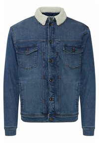Chaqueta de mezclilla azul con cuello de borreguito, dos bolsillos en el pecho, cierres de botón y un dobladillo recto. Diseño clásico con un acabado texturizado.
