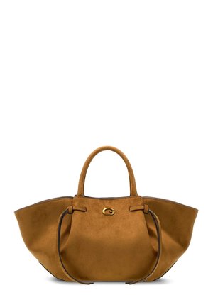 Grand sac à main en daim marron avec poignées arrondies, côtés évasés et petit logo ovale doré au centre avant.