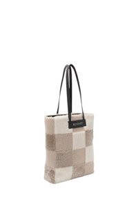 Torba Patchwork iz ovčjega krzna v bež in krem odtenkih s črnimi usnjenimi ročaji in vidno oznako z logotipom Bogner.