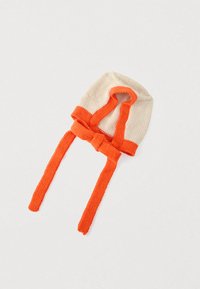 Pleteni klobuk v bež in svetlo oranžni barvi, z zaobljeno obliko in vezalkami. Tkanina je mehka, z kontrastnimi barvnimi trakovi in nastavljivimi vezalkami.