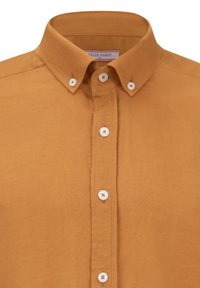 Camisa de algodón de manga corta en color mostaza, con cuello abotonado, botones blancos y una tela texturizada. Acabado suave y delicado.