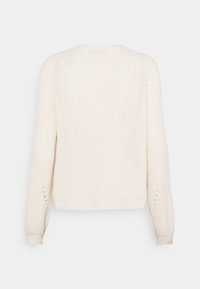 Pull tricoté couleur crème à manches longues avec col rond, poignets et ourlet côtelés, vu de dos sur un fond gris uni.