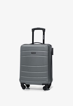 Hartschalenkoffer in Grau mit strukturierten Streifen, einem schwarzen Teleskopgriff und vier Rollen für Mobilität. Verfügt über ein Markenlogo auf der Vorderseite.