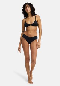 Μαύρο σετ μπικίνι με τοπ τρίγωνο με ρυθμιζόμενους ιμάντες και κάτω μέρος με χαμηλή μέση. Λείο ύφασμα και μίνιμαλ σχεδιασμός.