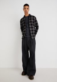 Jack & Jones JJJOSHUA FALL 2 PACK - Camisa - black/vineyard wine