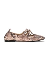 Płaskie buty z wydłużonym noskiem, wykonane z różowego i brązowego materiału w wężowy wzór. Posiadają sznurowany przód z ozdobną kokardką. Niskoprofilowe.
