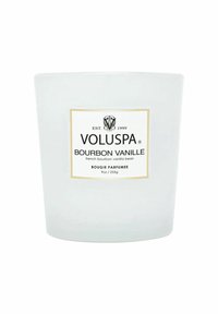Klart glasljus med en vit etikett, guldaccenter och svart text. Innehåller 9 oz vaniljdoftade vax av Bourbon. Slät, cylindrisk form.