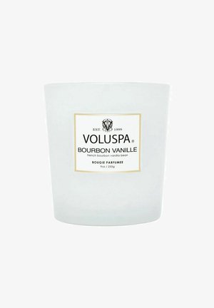 Klart glasljus med en vit etikett, guldaccenter och svart text. Innehåller 9 oz vaniljdoftade vax av Bourbon. Slät, cylindrisk form.