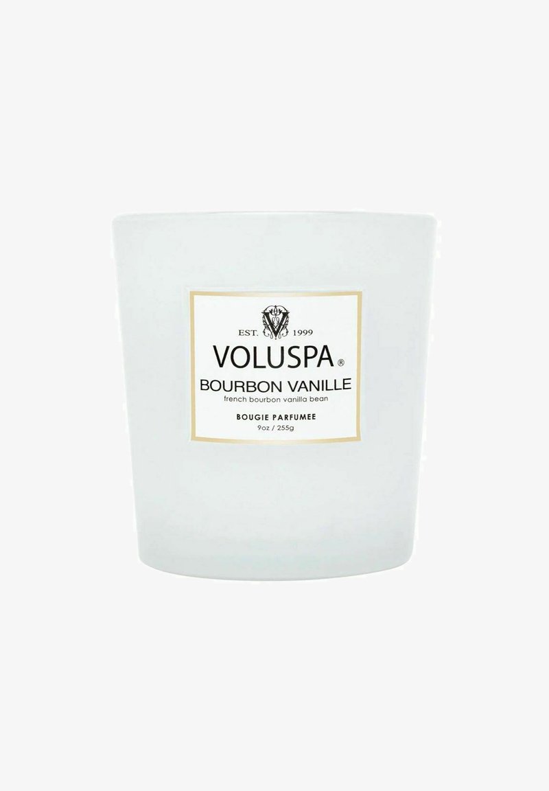 Klart glasljus med en vit etikett, guldaccenter och svart text. Innehåller 9 oz vaniljdoftade vax av Bourbon. Slät, cylindrisk form.