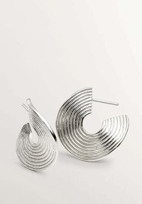 Pendientes de plata con un diseño en espiral, de diferentes tamaños, con múltiples estrías y un corte circular abierto para mayor interés visual.