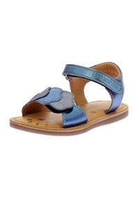 Sandalias metálicas azules con dos correas y un acento floral. Con una textura lisa y brillante, diseño abierto y una suela de goma marrón.