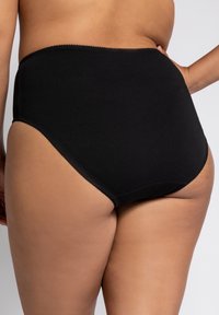 Culottes en coton noir taille haute avec une texture lisse, présentant des bords sans couture et sans matériel ou accents visibles.