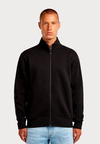 Zwarte sweatvest met rits van zacht materiaal en een hoge kraag, voorzien van een subtiel logo op de borst en geribbelde manchetten en zoom.