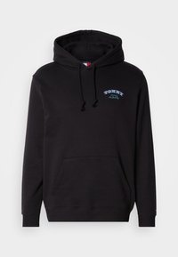 Μαύρη φούτερ με κουκούλα και τσέπη καγκουρό, κορδόνι στην κουκούλα και μπλε κεντημένο κείμενο στο στήθος. Κατασκευασμένη από μαλακό ύφασμα με μείγμα βαμβακιού.