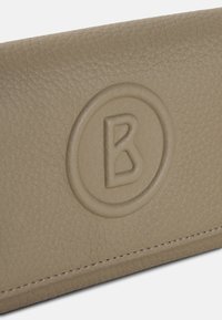 Portafoglio in pelle beige con superficie testurizzata, logo circolare in rilievo con una 'B' e cuciture a contrasto lungo il bordo.