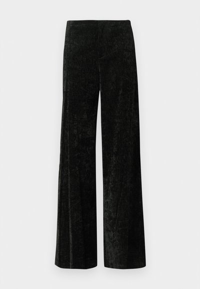 Pantalon à jambes larges en velours noir doux, présentant une texture lisse et un éclat subtil. Il a un design minimaliste sans ornements visibles.