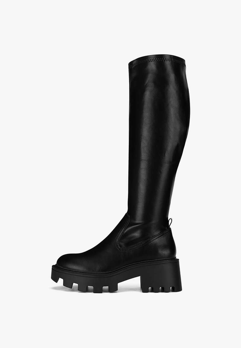 Botas de cuero negras hasta la rodilla con una suela plataforma gruesa y acabado texturizado. Cuentan con una lengüeta en la parte trasera para facilitar su calce.