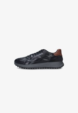 Sneaker in pelle nera con superficie testurizzata, suola in gomma grigia e dettaglio marrone sul tallone. Caratterizzato da un design con lacci e una suola antiscivolo.