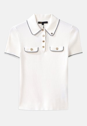 Polo blanc à côtes avec col, présentant des bordures bleu marine, des boutons dorés et deux petites poches à rabat à l'avant.