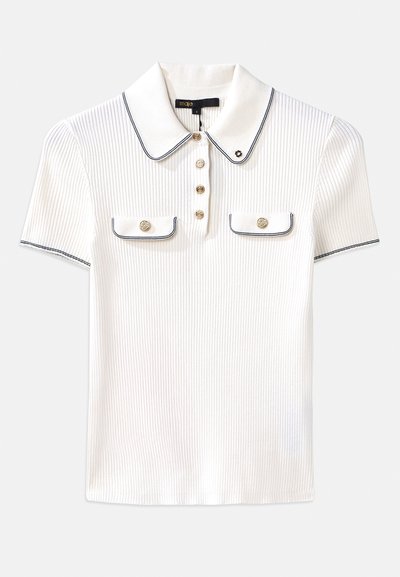 Weißes, geripptes Poloshirt mit Kragen, versehen mit marineblauen Akzenten, goldenen Knöpfen und zwei kleinen Klappentaschen auf der Vorderseite.