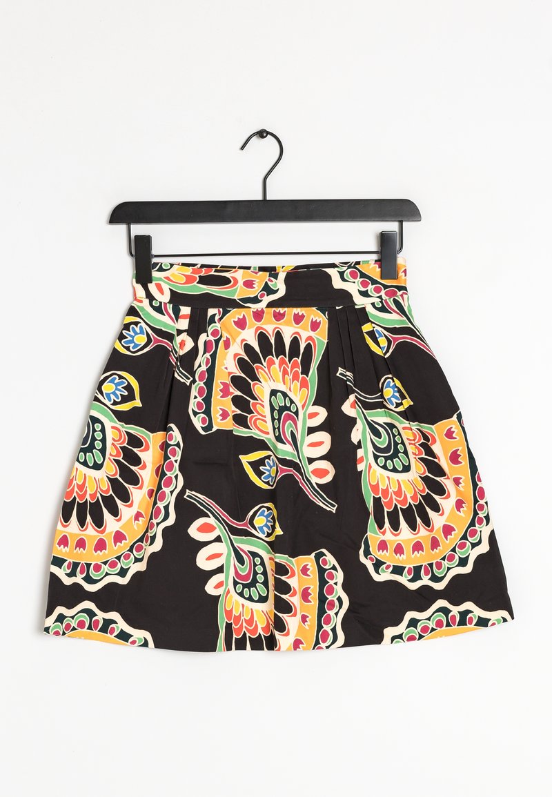 Jupe noire avec un motif floral multicolore vif. Elle présente des plis et une ceinture, confectionnée dans un tissu lisse et léger.