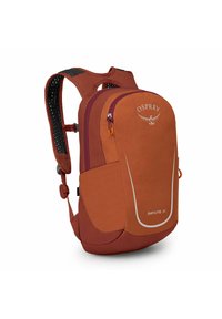 Zaino arancione con tessuto testurizzato, dotato di tasca anteriore con zip, spallacci regolabili e logo. Include dettagli riflettenti.