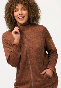 Ulla Popken OPSTAANDE KRAAG RITSZAKKEN - Cardigan - red