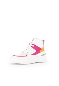 Weißer High-Top-Sneaker mit pinken und orangen Akzenten, weißen Schnürsenkeln und einer dicken weißen Sohle vor einem schlichten weißen Hintergrund.