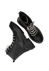 Stivaletti in pelle nera con lacci argentati, superficie texture, suole in gomma spesse e un piccolo dettaglio con il logo. Presentano un'etichetta per una facile calzata.