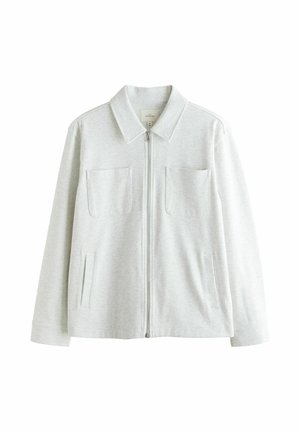 Hellgraue Reißverschlussjacke mit Kragen, zwei Brusttaschen und zwei Seitentaschen, flach auf weißem Hintergrund dargestellt.