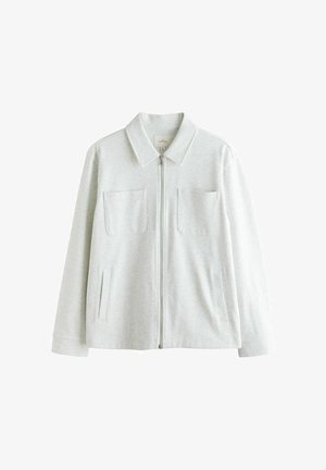 Hellgraue Reißverschlussjacke mit Kragen, zwei Brusttaschen und zwei Seitentaschen, flach auf weißem Hintergrund dargestellt.