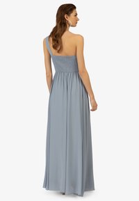 Maxikleid in Hellblau, mit einem schulterfreien Design, einem gerafften Oberteil und einem fließenden Rock aus weichem Material.