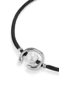 Collier en cordon de tissu noir mettant en valeur un accent en métal argenté en forme de spirale et une perle blanche centrale, créant un design moderne et élégant.