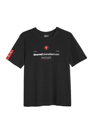 Czarna bawełniana koszulka z okrągłym dekoltem i krótkimi rękawami, z białym i czerwonym graficznym napisem oraz logo czaszki z przodu i na lewym rękawie.